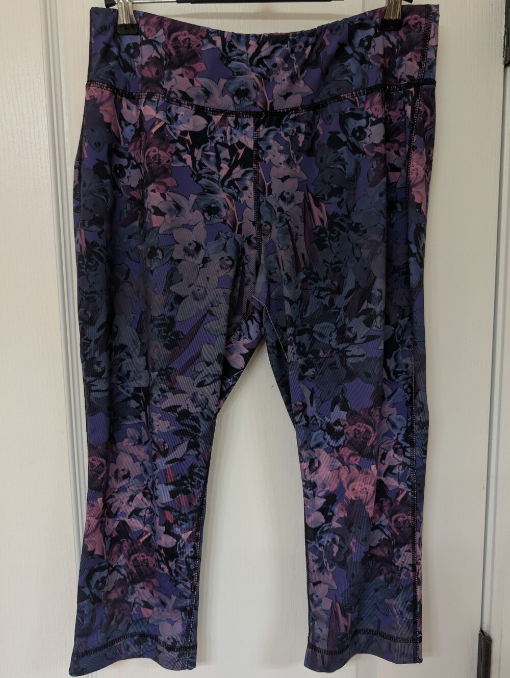 Danskin Now Dri More Purple & Pink Floral Capri Leggings.